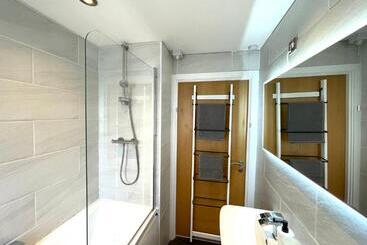 Rooms Near Me   Lux 2 Bed Apartment, Walsall City Centre, Smart Tv, Ensuite, M6 J9, Parking Nearby