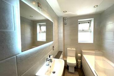 Rooms Near Me   Lux 2 Bed Apartment, Walsall City Centre, Smart Tv, Ensuite, M6 J9, Parking Nearby