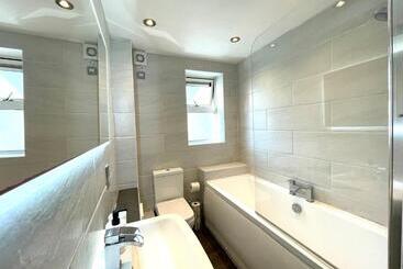 Rooms Near Me   Lux 2 Bed Apartment, Walsall City Centre, Smart Tv, Ensuite, M6 J9, Parking Nearby