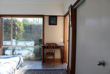 تختخواب و صبحانه Hadlow Sunrise Retreat