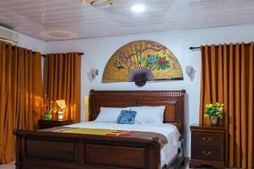 فندق Ampric Guest House And Lounge