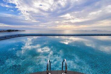 هتل Blue Bay Oceanview Residence