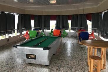 هتل کپسول New Waves Accommodation & Liquor