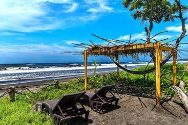 هتل Miravalleecosurf