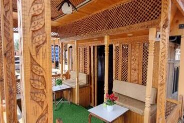 هتل Neelam & Lady Of Group Of Houseboats