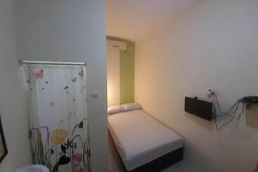 Hotel Oyo 93274 Oren Home Bekasi