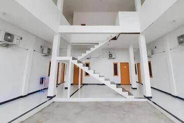 هتل Oyo 93306 Homestay Permana Supadio Airport