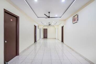 Iroomz Hotel Ritzy Grand