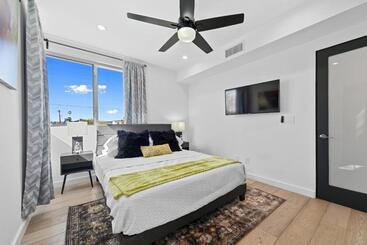 Modern Luxury 2 Bed 3 Bath Home In West Hollywood