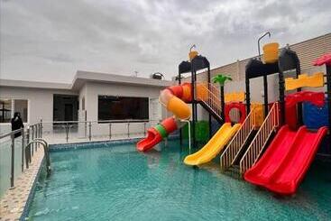 استراحتگاه Fun Day Chalets
