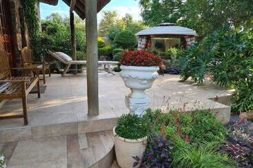تختخواب و صبحانه Stone Town Guesthouse