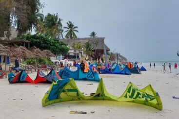 هتل Holiday Time Bungalows Zanzibar