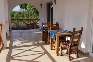 هتل Holiday Time Bungalows Zanzibar
