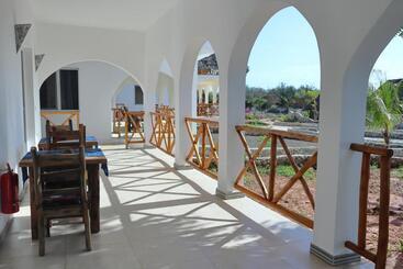 هتل Holiday Time Bungalows Zanzibar
