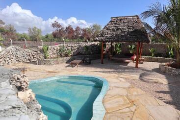 هتل Holiday Time Bungalows Zanzibar