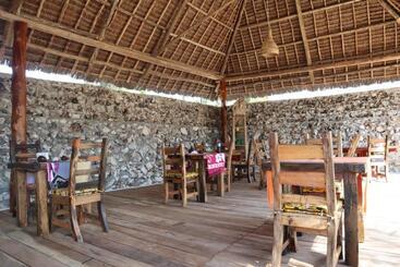 هتل Holiday Time Bungalows Zanzibar