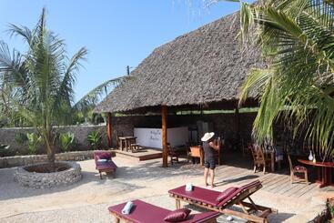 هتل Holiday Time Bungalows Zanzibar