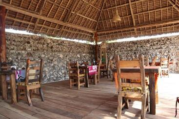 هتل Holiday Time Bungalows Zanzibar