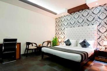 هتل Loomstay Royal Residency