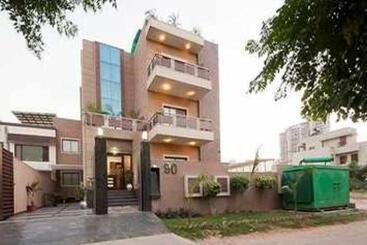 هتل Loomstay Royal Residency