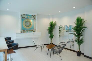 هتل Roomquest Kalim Beach