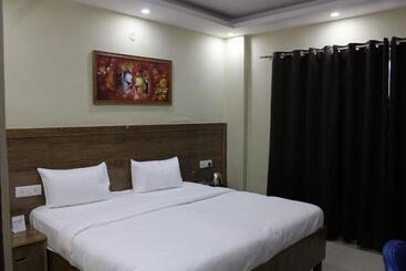 هتل Collection O Shreya Residency