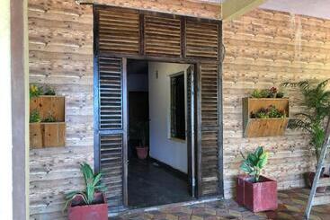 酒店 Thomas Beach Guesthouse