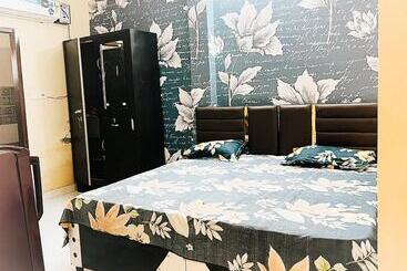 J.s Apartments Hotel & Homestay Rooms For Students, Parents, Family & Couples