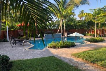 پانسیون Billy S Resort Clothing Optional  Men Only   Solo Hombres
