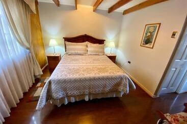 پانسیون Hostal Collins House