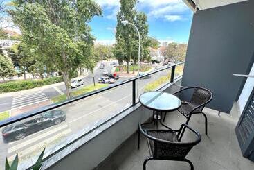 پانسیون Oeiras Beach Suites 7 With Private Bathroom And Terrace