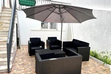 پانسیون Oeiras Beach Suites 7 With Private Bathroom And Terrace