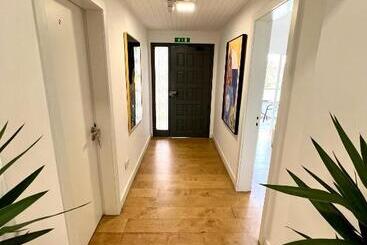 پانسیون Oeiras Beach Suites 7 With Private Bathroom And Terrace