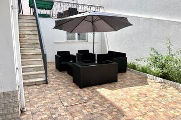 پانسیون Oeiras Beach Suites 7 With Private Bathroom And Terrace