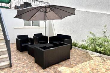 پانسیون Oeiras Beach Suites 7 With Private Bathroom And Terrace
