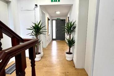 پانسیون Oeiras Beach Suites 7 With Private Bathroom And Terrace