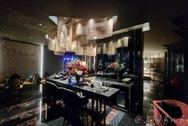 تختخواب و صبحانه Edge Central Pattaya Seaview By Jjj