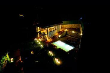 هتل Hobbit Chalet