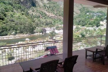 هتل Tirthan Valley Cottages With River View By Sneha Resort Near Great Himalayan National Park