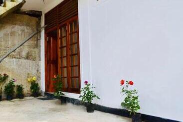 پانسیون Black And White Kandy Guest House 01