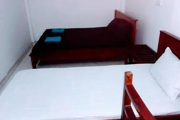 پانسیون Black And White Kandy Guest House 01