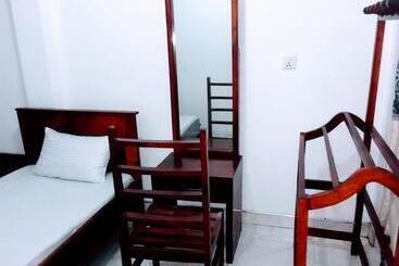 پانسیون Black And White Kandy Guest House 01