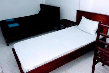 پانسیون Black And White Kandy Guest House 01