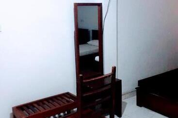 پانسیون Black And White Kandy Guest House 01