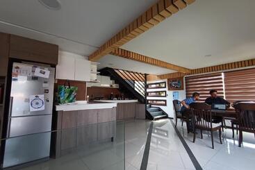 پانسیون Hostel Enea Homes