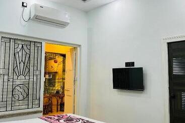 پانسیون The Corridor Inn