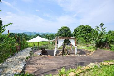 هتل A Little Hill Retreat