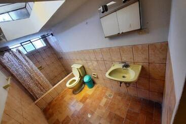 هتل Hostal Lara