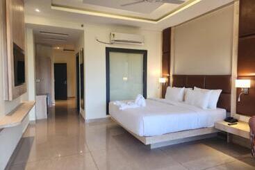 هتل Staycation Premium Riviera Resort Dharamshala   A Riverside Resort With Balcony View