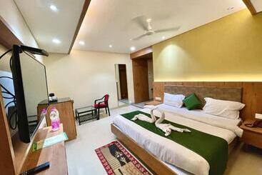 هتل Rockbay ! Puri, Swimming Pool Lift And Parking Facility Near Sea Beach & Temple Breakfast Included